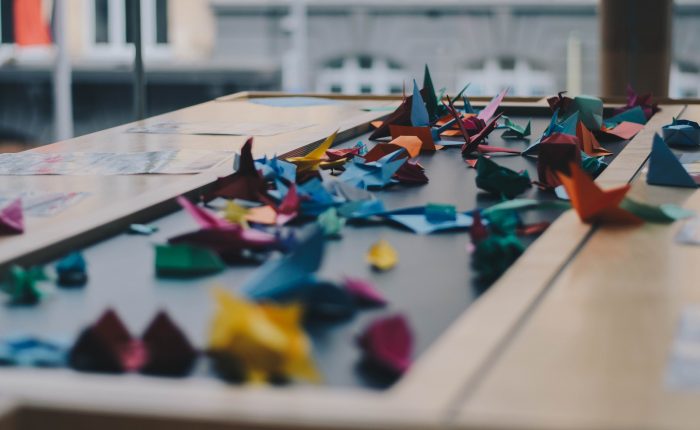 išlankstytos spalvotos origami gervės ant stalo